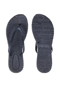Granatowe klapki z teksturowaną podeszwą, z cekinowymi paskami. Podeszwa ma wzorzyste rowki oraz oznaczenia marki.