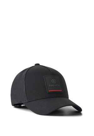 Zwarte mesh truckerpet met gebogen klep, met een rechthoekige patch met het opschrift "FIRE + ICE" en een rode streep op het voorpaneel.