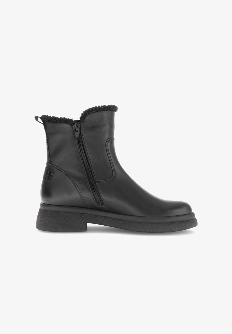 Zwarte enkelboot met zijrits, lage hak, ronde neus en fleecelining zichtbaar aan de bovenrand.