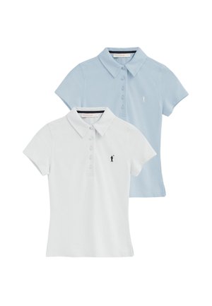 Deux polos à manches courtes, un blanc et un bleu clair, chacun avec un petit logo brodé sur le poitrine gauche et une patte de boutonnage.