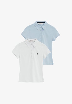Twee poloshirts met korte mouwen, één wit en één lichtblauw, elk met een klein geborduurd logo op de linkerborst en een knoopsluiting.