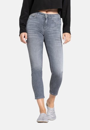 Graue, abgeschnittene Jeans aus Denim mit einem verblassten Erscheinungsbild, fünf Taschen und einer schlanken Passform mit leichten Abnutzungen. In Blau gefärbt.