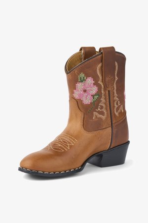 Barna bőr cowboy csizma rózsaszín virágos hímzéssel, varrott minták az orránál és fekete rétegezett sarokkal, jobbra döntve fehér háttéren.