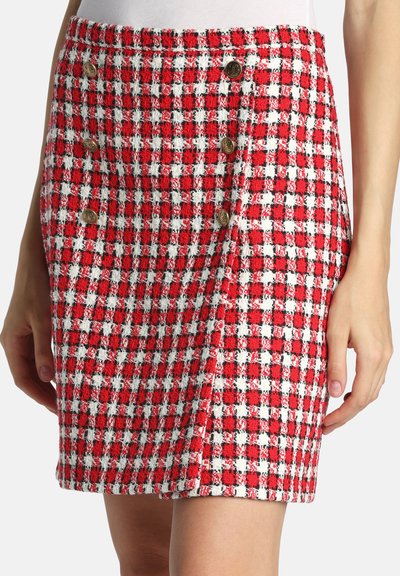 Rødt og hvidt ternet nederdel lavet af vævet stof, med en tilpasset pasform, en knælang kant og dekorative guldknapper på siden.