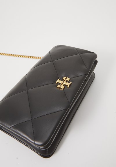 Clutch de couro preto com padrão acolchoado diagonal, detalhe em logotipo com hardware dourado e alça de corrente dourada para uso cruzado.