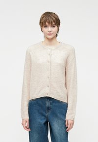 Helle rosa gestrickte Strickjacke mit langen Ärmeln, Rundhalsausschnitt und Knopfverschluss vorne. Weiche Textur und taillierte Passform mit geripptem Saum.