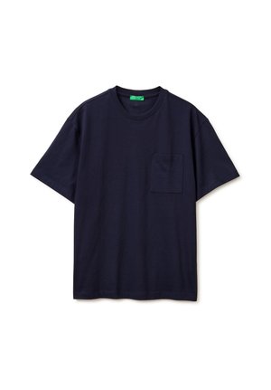 Camiseta azul marino de manga corta y cuello redondo con un bolsillo en el pecho izquierdo sobre un fondo blanco.