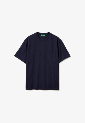 Camiseta azul marino de manga corta y cuello redondo con un bolsillo en el pecho izquierdo sobre un fondo blanco.