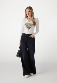 Guess TRIANGLE TIGER - Ilgarankovis viršutinės dalies drabužis - weiß