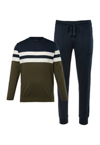 Conjunto de ropa de estar para hombre: camisa de manga larga a rayas en azul marino, verde y blanco; pantalones jogger azul marino con cintura elástica y bolsillos laterales.