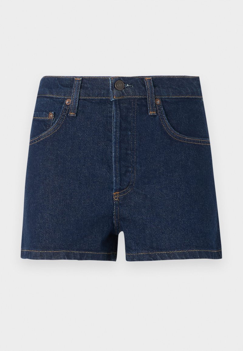 Shorts en denim bleu foncé avec bouton sur le devant, passants pour ceinture et design à cinq poches, présentés sur un fond clair uni.
