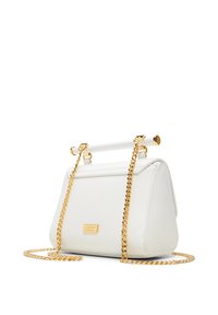 Borsa a tracolla in ecopelle bianca con design strutturato, tracolla in catena dorata e dettagli metallici. Comprende un manico superiore distintivo.