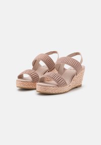 Hælhøye sandaler i blush rosa stoff, med ribbede stropper, åpen tå-design og en vevd jute hælsole for ekstra høyde.
