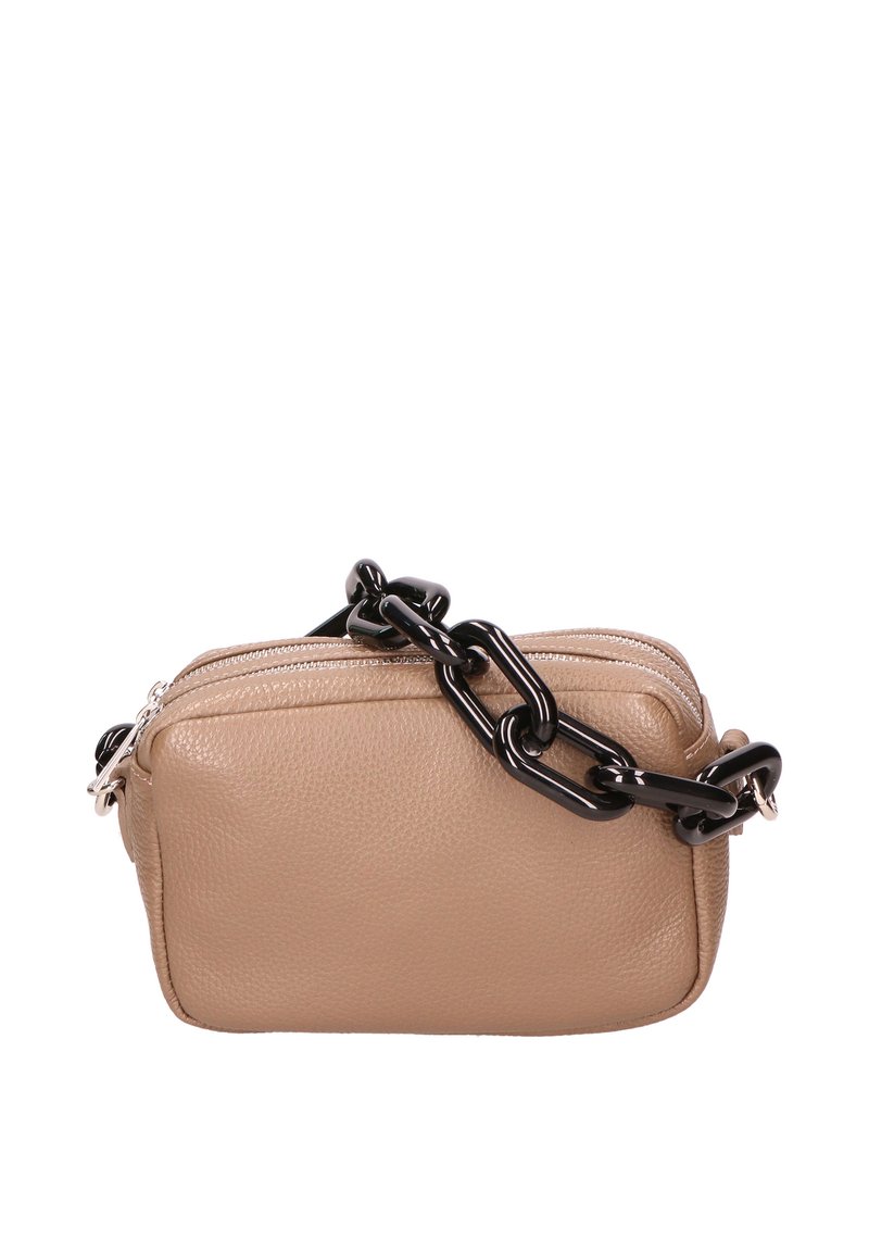 Beige leren handtas met een textuurafwerking, dubbele ritscompartimenten en een stevige zwarte kettingband. Compact rechthoekige vorm.