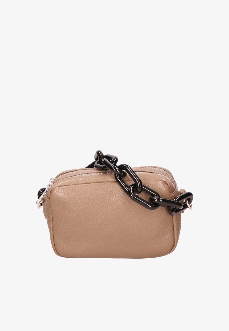 Beige leren handtas met een textuurafwerking, dubbele ritscompartimenten en een stevige zwarte kettingband. Compact rechthoekige vorm.