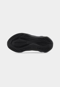 Μαύρη εξωτερική σόλα αθλητικού παπουτσιού με υφή και βαθιές αυλακώσεις για πρόσφυση και κομψή σχεδίαση που τονίζει τη λειτουργικότητα.