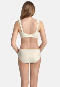 Beige-BH und Slips-Set mit verstellbaren Trägern, einem Haken- und Ösenverschluss und glattem Stoff mit subtiler Glanz.