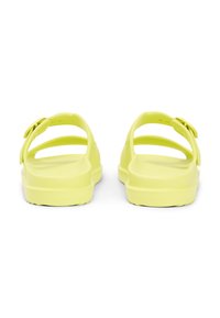 Χειροποίητα κίτρινα σανδάλια με λείο πλαστικό φινίρισμα, ανοιχτή πλάτη και δύο ρυθμιζόμενους ιμάντες με κυκλικές αγκράφες.