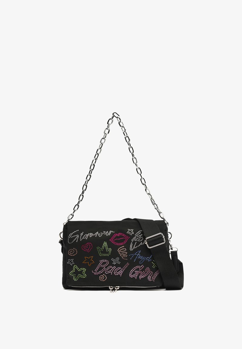 Bolso negro de hombro con una correa de cadena, que presenta diseños de rhinestones multicolores que incluyen labios, estrellas y acentos de texto.