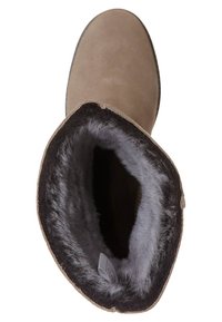Bota de ante marrón con punta redonda y un suave forro de piel sintética. La abertura es amplia, mostrando una textura marrón oscuro similar a la piel en el interior.