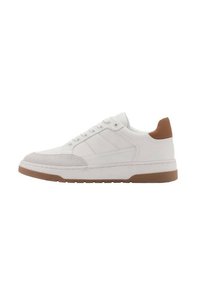 Tenis alb cu accente din velur și piele, având o talpă din cauciuc și un detaliu de călcâi maro. Design cu sireturi și cusături vizibile.