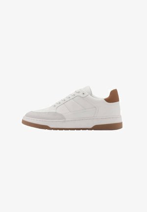 White sneaker with suede and leather accents, featuring a rubber sole and a brown heel detail. Lace-up design with visible stitching.