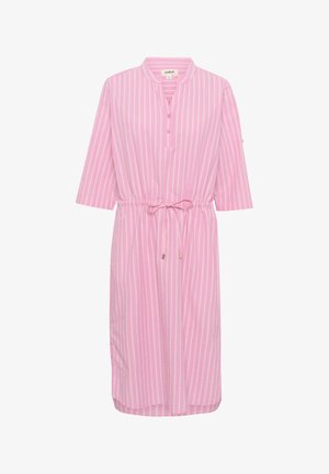 Roosa triibuline kleit mandariinikaelusega, poole pikkusega varrukad ja nööri tõmbamisega vöö. Omab nupuklappi ja hõbedasi detaile.