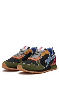 Barevné tenisky se směsí černých, zelených, oranžových a modrých materiálů. Texturovaná semišová a síťovaná tkanina s gumovou podrážkou a vícebarevnými akcenty.