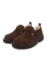 Brune slip-on vinterstøvler med tykke såler og justerbare remme, der har blødt hvidt pelsfor indeni for varme og komfort.