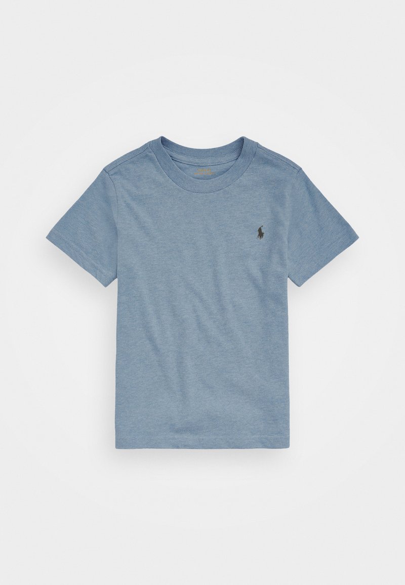 Ανοιχτό μπλε βαμβακερό μπλουζάκι με κοντά μανίκια, στρογγυλή λαιμόκοψη και μικρό μαύρο λογότυπο στην αριστερή πλευρά του στήθους. Λείο υλικό.