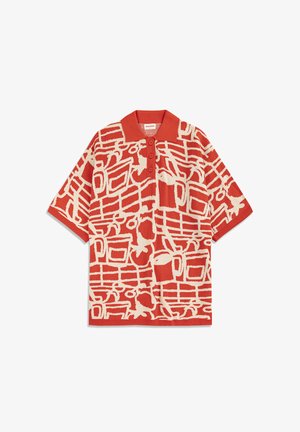 Polo rouge à manches courtes avec motifs abstraits de grille et de tasses en crème, doté de trois boutons et de poignets et ourlet côtelés.