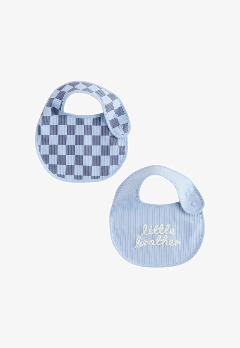 Deux bavoirs pour bébé bleu clair, l'un à motif à carreaux, l'autre avec "petit frère" brodé en cursive blanche.