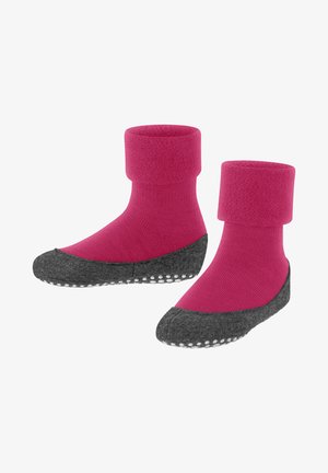 Fluffy roze sokken met een grijze, textuurachtige zool met witte gripdoppen. Hoog enkelontwerp voor warmte en comfort.