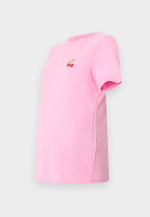 T-shirt en coton rose à manches courtes et col rond, avec une broderie de cerise sur le devant. Texture lisse et coupe décontractée.