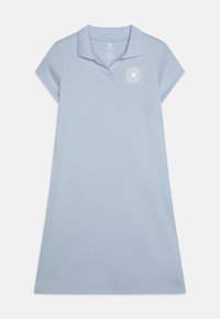 Lichtblauw polo jurkje met korte mouwen, een kraag en een ronde logo op de linkerkant van de borst. Gemaakt van zachte katoenstof met een gladde textuur.