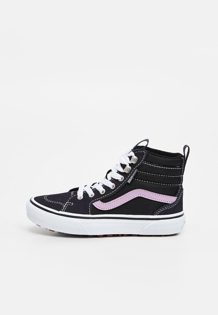 Hohe Sneakers mit einem Obermaterial aus schwarzem Canvas, weißen Schnürsenkeln und lila Akzenten. Verfügt über eine weiße Gummisohle und kontrastierende Nähte.