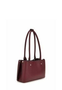 Sac à main en simili cuir bordeaux avec deux longues bandoulières, forme rectangulaire, petits clous dorés à l'avant et texture lisse.