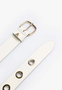Ceinture en cuir blanc avec une boucle rectangulaire en métal doré et plusieurs œillets dorés sur la sangle. Texture lisse.