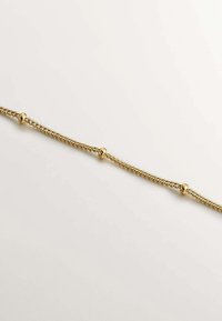 Collar de cadena de oro con segmentos enlazados y cuentas redondeadas, creando una textura en capas. Acabado suave, diseño ligero.