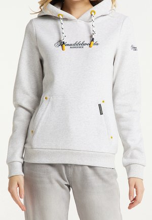 Jasnoszara bluza z kapturem z żółtymi akcentami, białymi i czarnymi sznurkami, przednią kieszenią i czarnym kursywą napisem „Salmuddelveeda NORDSEE” na piersi.