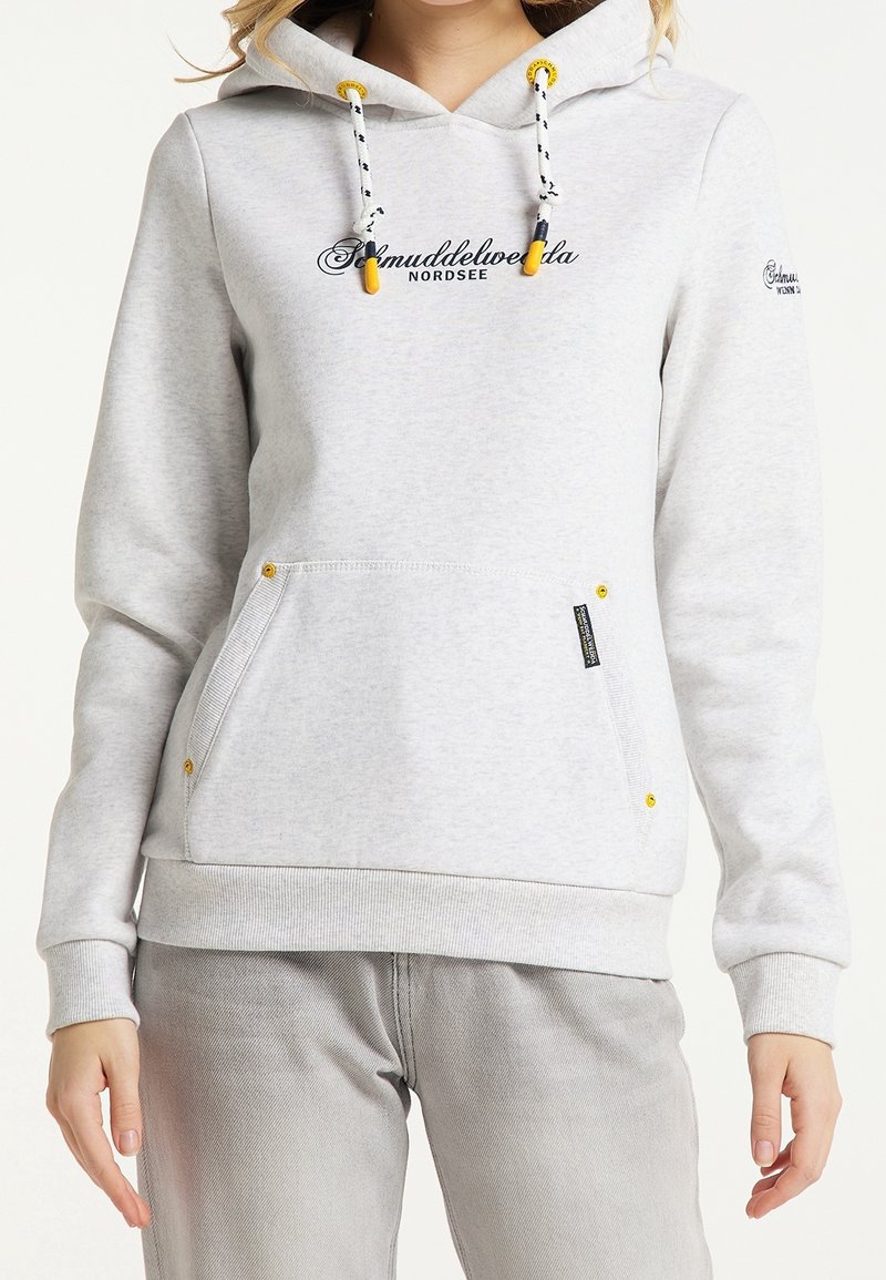 Sweat à capuche gris clair avec des accents jaunes, des cordons blancs et noirs, une poche kangourou à l'avant et un texte noir en cursive "Salmuddelveeda NORDSEE" sur la poitrine.