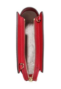 Czerwony skórzany portfel z złotym suwakiem, teksturowaną powierzchnią oraz gładkim, jasnym wnętrzem z subtelnym wzorem.