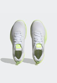 Weiße Sportschuhe mit einem Obermaterial aus Mesh, leuchtend grünen Akzenten und einem gepolsterten Schaft. Die Sohlen sind strukturiert für besseren Grip.