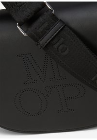Schwarze Umhängetasche mit durchbrochenem Logo-Detail, ausgestattet mit einem strukturierten, verstellbaren Tragegurt und metallischen Beschlägen. Glatte Materialoberfläche.