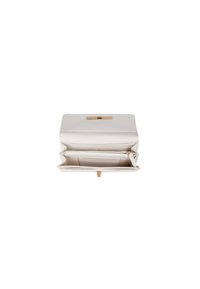 Portefeuille en cuir blanc avec un design structuré, quincaillerie dorée, plusieurs emplacements pour cartes et un compartiment zippé pour les pièces.