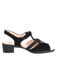 Sandalo in suede nero con punta aperta, caratterizzato da un tacco basso a blocco, design a ritaglio, cinturino alla caviglia regolabile e dettagli decorativi.