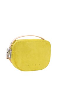 Gele suède rechthoekige crossbodytas met een glad leren handvat, ritssluiting en geperst merklogo aan de voorkant.