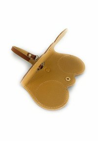 Porte-clés en cuir tan avec une finition texturée, de forme arrondie et une fermeture à pression. Doté d'une sangle marron pour l'attache.