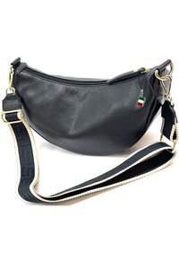 Zwarte leren handtas met een gebogen vorm, gouden hardware en een gestructureerde afwerking. Het heeft een contrasterende strap met een patroonontwerp.