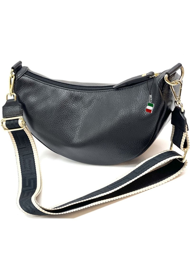 Zwarte leren handtas met een gebogen vorm, gouden hardware en een gestructureerde afwerking. Het heeft een contrasterende strap met een patroonontwerp.